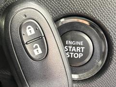 【キーレススタートシステム】カバンやポケットに入れたままでもドアの施錠・解錠が可能なスマートキーを装備。エンジンのオン・オフ時もカギを取り出す必要が無いからとっても便利です♪ 6