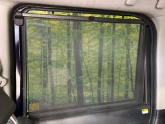 【ロールシェード】日差しや車外からの光が眩しいときにサッと引き出して使える、ロール格納タイプのサンシェードを装備。後席に乗ったお子様がウトウトしだした時など、ぜひご活用ください♪ 7