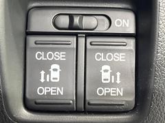 【両側パワースライドドア】スマートキーや運転席のスイッチで後席両側スライドドアの開閉が可能♪電動だから力を入れてドアを開ける必要が無く、小さなお子様でも簡単に開け閉めでき快適です♪ 6