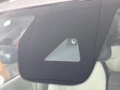 【インテリジェントエマージェンシーブレーキ】フロントカメラで前方の車両や歩行者を検知。衝突しそうな時は衝突被害軽減ブレーキが作動、衝突回避をサポート。より安全にドライブをお楽しみいただけます。 3