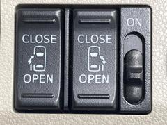 【両側パワースライドドア】スマートキーや運転席のスイッチで後席両側スライドドアの開閉が可能♪電動だから力を入れてドアを開ける必要が無く、小さなお子様でも簡単に開け閉めでき快適です♪ 6