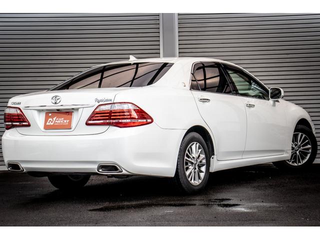 クラウン ロイヤルサルーン　ＵＳＢポート　ダブルエアバック　スマートキー＆プッシュスタート　クルーズコントロール　電動シート　オートエアコン　キーフリーシステム　パワーウインド　盗難防止装置　ナビ　サイドエアバック　横滑り防止（7枚目）