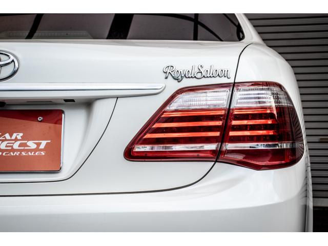 クラウン ロイヤルサルーン　ＵＳＢポート　ダブルエアバック　スマートキー＆プッシュスタート　クルーズコントロール　電動シート　オートエアコン　キーフリーシステム　パワーウインド　盗難防止装置　ナビ　サイドエアバック　横滑り防止（10枚目）