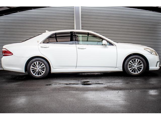 クラウン ロイヤルサルーン　ＵＳＢポート　ダブルエアバック　スマートキー＆プッシュスタート　クルーズコントロール　電動シート　オートエアコン　キーフリーシステム　パワーウインド　盗難防止装置　ナビ　サイドエアバック　横滑り防止（12枚目）