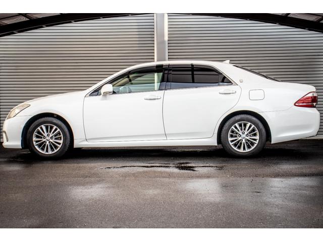 クラウン ロイヤルサルーン　ＵＳＢポート　ダブルエアバック　スマートキー＆プッシュスタート　クルーズコントロール　電動シート　オートエアコン　キーフリーシステム　パワーウインド　盗難防止装置　ナビ　サイドエアバック　横滑り防止（13枚目）