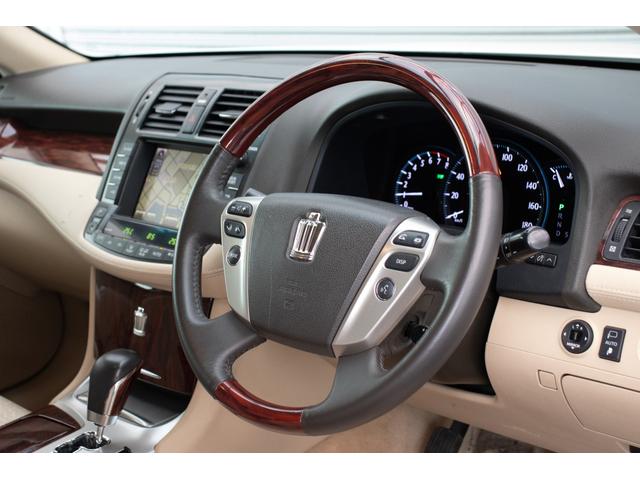 クラウン ロイヤルサルーン　ＵＳＢポート　ダブルエアバック　スマートキー＆プッシュスタート　クルーズコントロール　電動シート　オートエアコン　キーフリーシステム　パワーウインド　盗難防止装置　ナビ　サイドエアバック　横滑り防止（19枚目）