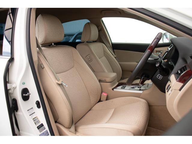 クラウン ロイヤルサルーン　ＵＳＢポート　ダブルエアバック　スマートキー＆プッシュスタート　クルーズコントロール　電動シート　オートエアコン　キーフリーシステム　パワーウインド　盗難防止装置　ナビ　サイドエアバック　横滑り防止（23枚目）