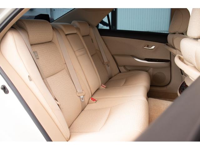 クラウン ロイヤルサルーン　ＵＳＢポート　ダブルエアバック　スマートキー＆プッシュスタート　クルーズコントロール　電動シート　オートエアコン　キーフリーシステム　パワーウインド　盗難防止装置　ナビ　サイドエアバック　横滑り防止（24枚目）