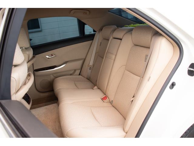 クラウン ロイヤルサルーン　ＵＳＢポート　ダブルエアバック　スマートキー＆プッシュスタート　クルーズコントロール　電動シート　オートエアコン　キーフリーシステム　パワーウインド　盗難防止装置　ナビ　サイドエアバック　横滑り防止（26枚目）