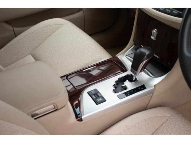 クラウン ロイヤルサルーン　ＵＳＢポート　ダブルエアバック　スマートキー＆プッシュスタート　クルーズコントロール　電動シート　オートエアコン　キーフリーシステム　パワーウインド　盗難防止装置　ナビ　サイドエアバック　横滑り防止（27枚目）