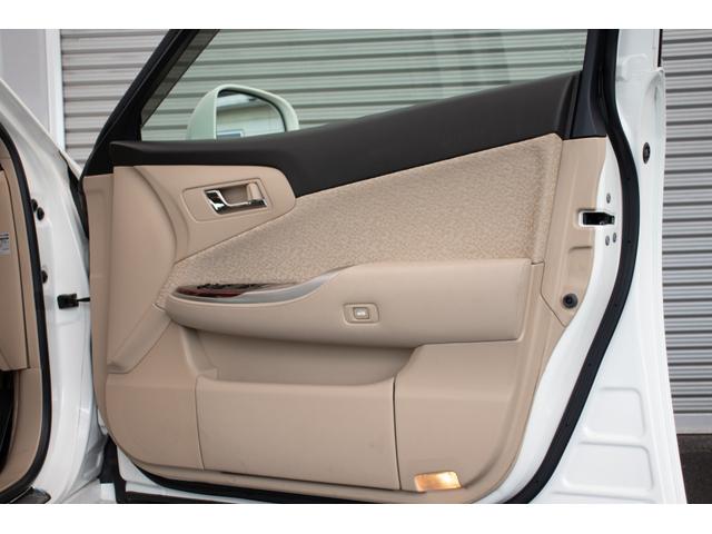 クラウン ロイヤルサルーン　ＵＳＢポート　ダブルエアバック　スマートキー＆プッシュスタート　クルーズコントロール　電動シート　オートエアコン　キーフリーシステム　パワーウインド　盗難防止装置　ナビ　サイドエアバック　横滑り防止（28枚目）