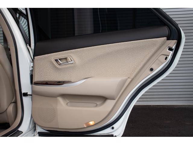 クラウン ロイヤルサルーン　ＵＳＢポート　ダブルエアバック　スマートキー＆プッシュスタート　クルーズコントロール　電動シート　オートエアコン　キーフリーシステム　パワーウインド　盗難防止装置　ナビ　サイドエアバック　横滑り防止（29枚目）