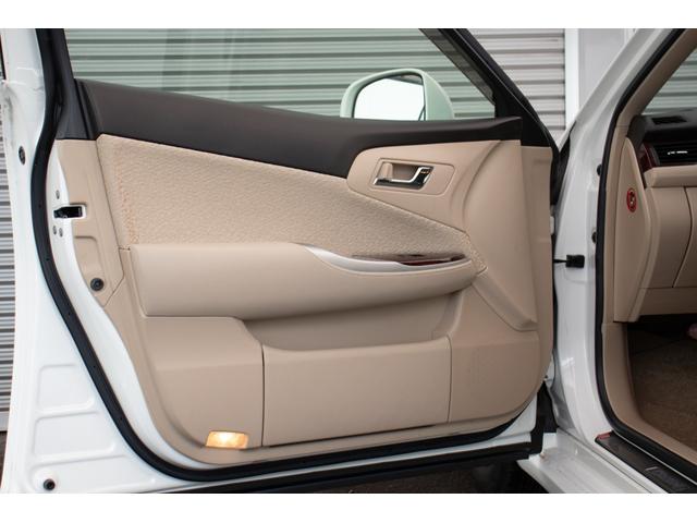 クラウン ロイヤルサルーン　ＵＳＢポート　ダブルエアバック　スマートキー＆プッシュスタート　クルーズコントロール　電動シート　オートエアコン　キーフリーシステム　パワーウインド　盗難防止装置　ナビ　サイドエアバック　横滑り防止（30枚目）