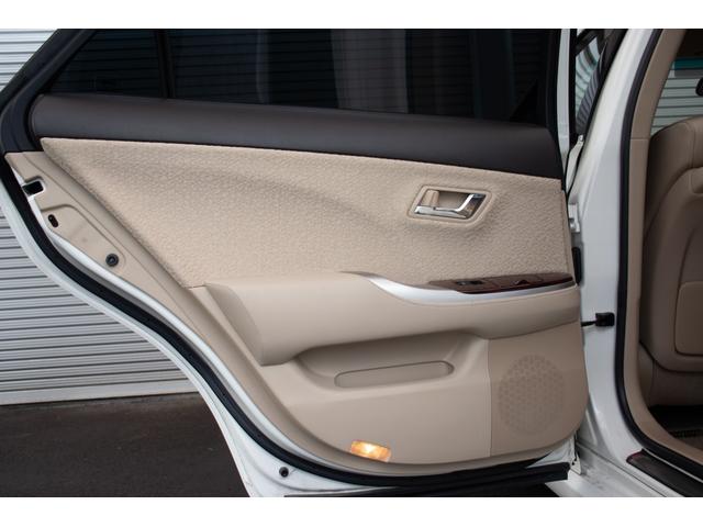 クラウン ロイヤルサルーン　ＵＳＢポート　ダブルエアバック　スマートキー＆プッシュスタート　クルーズコントロール　電動シート　オートエアコン　キーフリーシステム　パワーウインド　盗難防止装置　ナビ　サイドエアバック　横滑り防止（31枚目）