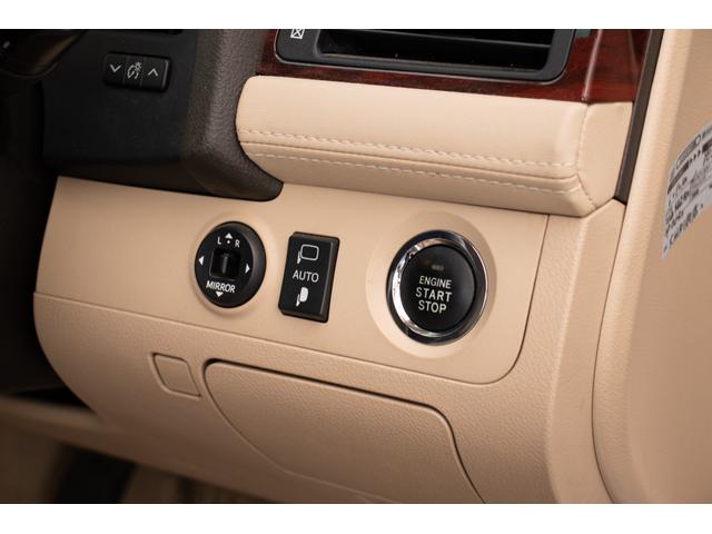 クラウン ロイヤルサルーン　ＵＳＢポート　ダブルエアバック　スマートキー＆プッシュスタート　クルーズコントロール　電動シート　オートエアコン　キーフリーシステム　パワーウインド　盗難防止装置　ナビ　サイドエアバック　横滑り防止（34枚目）