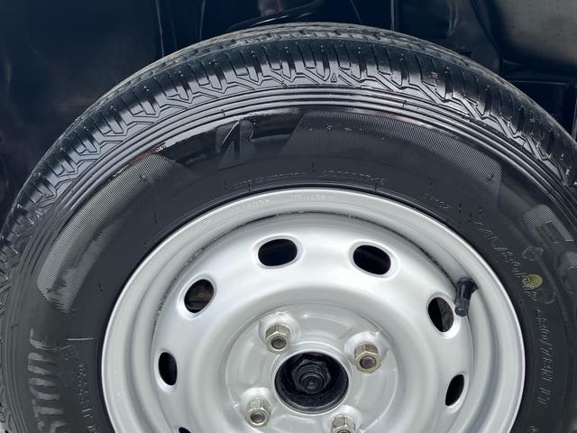 サンバートラック 赤帽　４ＷＤ／ハイルーフ車／リフレッシュカー／マニュアル５速／三方開／運転席エアバッグ／キーレス／集中ドアロック／オールペンクリア塗装仕上（8枚目）