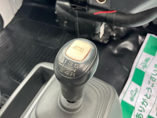 サンバートラック 赤帽　４ＷＤ／ハイルーフ車／リフレッシュカー／マニュアル５速／三方開／運転席エアバッグ／キーレス／集中ドアロック／オールペンクリア塗装仕上（15枚目）
