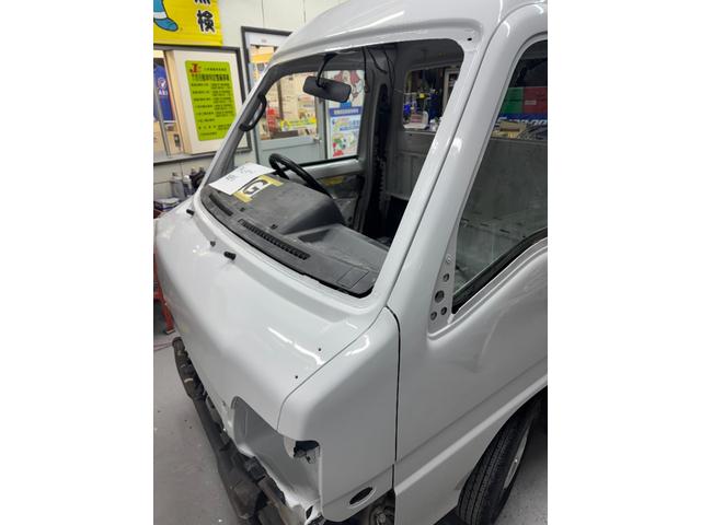 サンバートラック 赤帽　４ＷＤ／ハイルーフ車／リフレッシュカー／マニュアル５速／三方開／運転席エアバッグ／キーレス／集中ドアロック／オールペンクリア塗装仕上（43枚目）