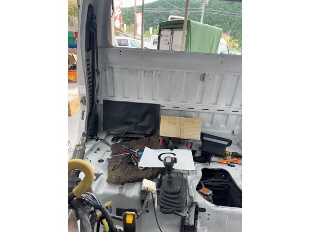 サンバートラック 赤帽　４ＷＤ／ハイルーフ車／リフレッシュカー／マニュアル５速／三方開／運転席エアバッグ／キーレス／集中ドアロック／オールペンクリア塗装仕上（49枚目）