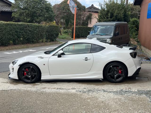 �P�W�C���`�A���~�z�C�[���i���[�N�X�j�^�C���̖����̓��R�n�}�^�C���u���[�A�[�X