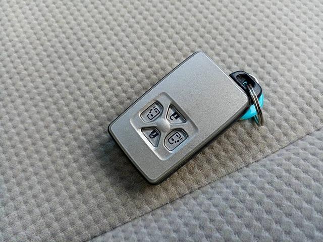 ノア Ｘ　Ｌセレクション　両電スラ　ＨＩＤライト　ＥＴＣ　Ｂカメラ　フォグ　スマートキー　Ｐスタート　セキュリティ　Ｐガラス　ウィンカーミラー　電格ミラー　バイザー　シートリフター　ＩＳＯＦＩＸ　ＡＢＳ　ＳＲＳエアバック（24枚目）