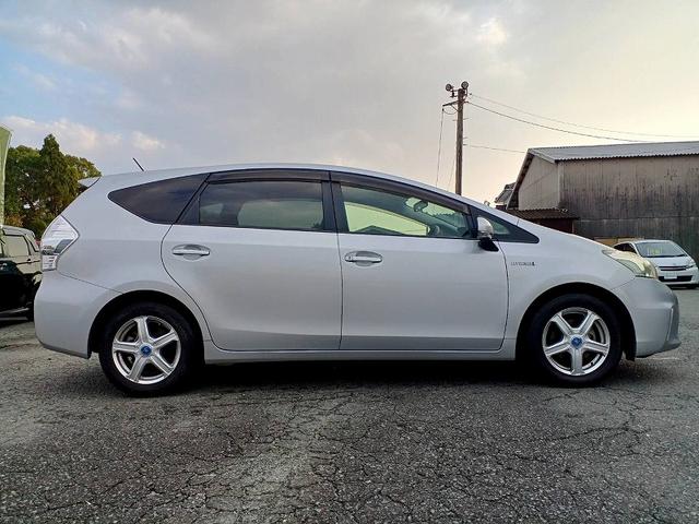 プリウスアルファ Ｓ　Ｌセレクション　ナビ　ＥＴＣ　社外アルミ　フォグ　電格ミラー　スマートキー　Ｐスタート　Ａライト　ステリモ　チルトステアリング　サイドバイザー　フロアマット　Ｐガラス　ウィンカーミラー　コーナーポール（7枚目）