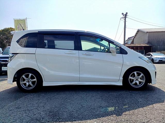 フリードハイブリッド ジャストセレクション　ナビ　フルセグ　ＤＶＤ　ＢＴ　Ｂカメラ　電動スライドドア　フリップダウン　スマートキー　クルコン　ステリモ　電格ミラー　Ｐガラス　シートリフター　横滑り防止機能　チルトステアリング　ウィンカーミラー（6枚目）