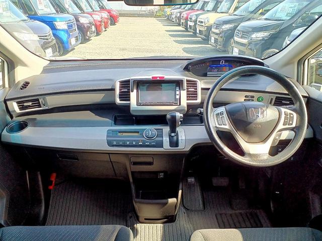 フリードハイブリッド ジャストセレクション　ナビ　フルセグ　ＤＶＤ　ＢＴ　Ｂカメラ　電動スライドドア　フリップダウン　スマートキー　クルコン　ステリモ　電格ミラー　Ｐガラス　シートリフター　横滑り防止機能　チルトステアリング　ウィンカーミラー（10枚目）