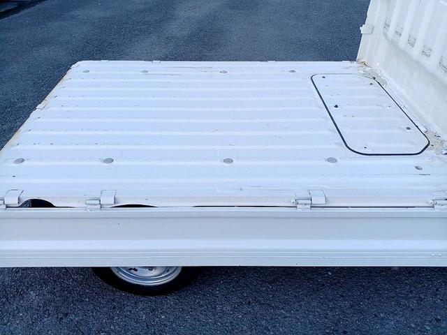 ハイゼットトラック スタンダード　エアコン・パワステレス　ＭＴ　ＡＣ　パワステ　ＡＣソケット　サイドバイザー　ラジオ　三方開　荷台ステップ　　ヘッドライトレベライザー　サンバイザー　コンビニフック　ドリンクホルダー　ＳＲＳエアバック　トリイ（14枚目）