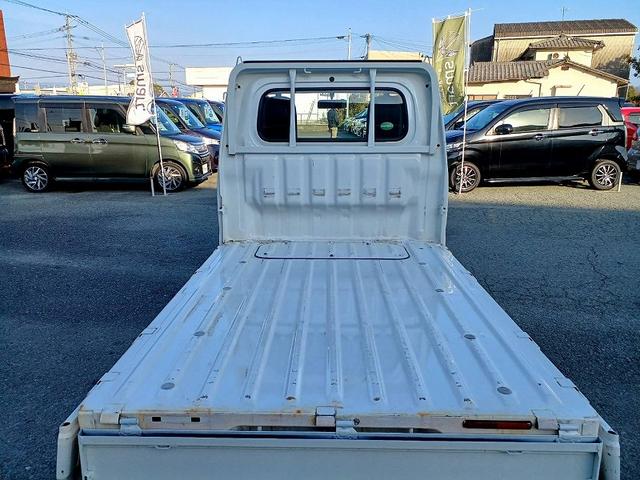 ハイゼットトラック スタンダード　エアコン・パワステレス　ＭＴ　ＡＣ　パワステ　ＡＣソケット　サイドバイザー　ラジオ　三方開　荷台ステップ　　ヘッドライトレベライザー　サンバイザー　コンビニフック　ドリンクホルダー　ＳＲＳエアバック　トリイ（16枚目）