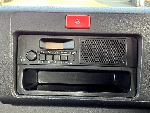 ハイゼットトラック スタンダード　エアコン・パワステレス　ＭＴ　ＡＣ　パワステ　ＡＣソケット　サイドバイザー　ラジオ　三方開　荷台ステップ　　ヘッドライトレベライザー　サンバイザー　コンビニフック　ドリンクホルダー　ＳＲＳエアバック　トリイ（18枚目）