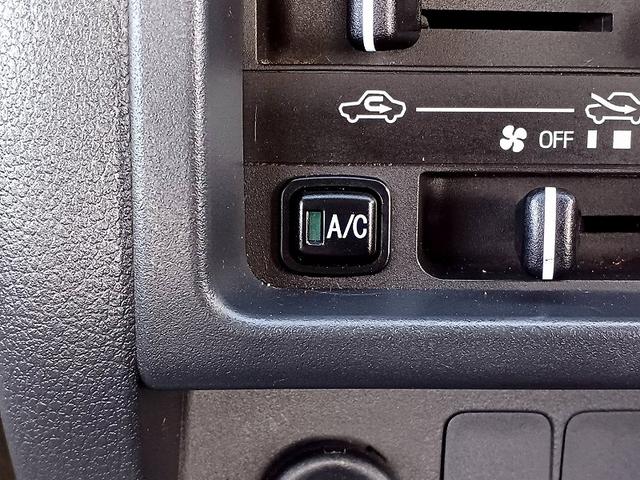 ハイゼットトラック スタンダード　エアコン・パワステレス　ＭＴ　ＡＣ　パワステ　ＡＣソケット　サイドバイザー　ラジオ　三方開　荷台ステップ　　ヘッドライトレベライザー　サンバイザー　コンビニフック　ドリンクホルダー　ＳＲＳエアバック　トリイ（21枚目）