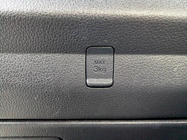 ハイゼットトラック スタンダード　エアコン・パワステレス　ＭＴ　ＡＣ　パワステ　ＡＣソケット　サイドバイザー　ラジオ　三方開　荷台ステップ　　ヘッドライトレベライザー　サンバイザー　コンビニフック　ドリンクホルダー　ＳＲＳエアバック　トリイ（26枚目）