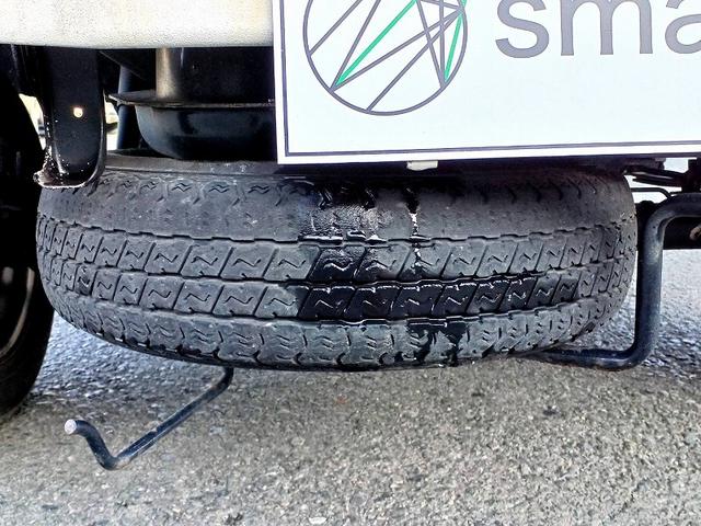 ハイゼットトラック スタンダード　エアコン・パワステレス　ＭＴ　ＡＣ　パワステ　ＡＣソケット　サイドバイザー　ラジオ　三方開　荷台ステップ　　ヘッドライトレベライザー　サンバイザー　コンビニフック　ドリンクホルダー　ＳＲＳエアバック　トリイ（27枚目）