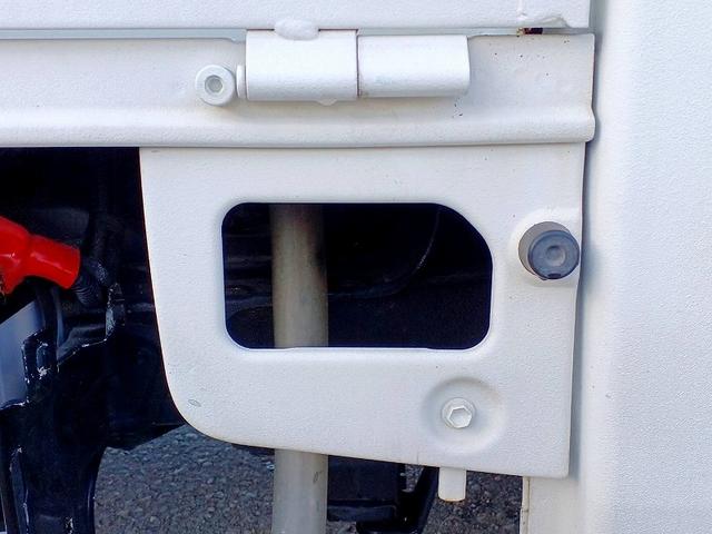 ハイゼットトラック スタンダード　エアコン・パワステレス　ＭＴ　ＡＣ　パワステ　ＡＣソケット　サイドバイザー　ラジオ　三方開　荷台ステップ　　ヘッドライトレベライザー　サンバイザー　コンビニフック　ドリンクホルダー　ＳＲＳエアバック　トリイ（29枚目）