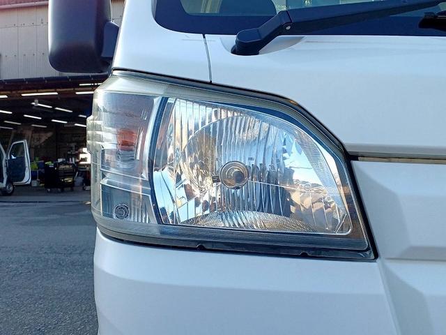 ハイゼットトラック スタンダード　エアコン・パワステレス　ＭＴ　ＡＣ　パワステ　ＡＣソケット　サイドバイザー　ラジオ　三方開　荷台ステップ　　ヘッドライトレベライザー　サンバイザー　コンビニフック　ドリンクホルダー　ＳＲＳエアバック　トリイ（32枚目）