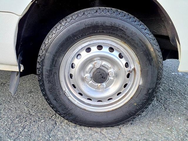 ハイゼットトラック スタンダード　エアコン・パワステレス　ＭＴ　ＡＣ　パワステ　ＡＣソケット　サイドバイザー　ラジオ　三方開　荷台ステップ　　ヘッドライトレベライザー　サンバイザー　コンビニフック　ドリンクホルダー　ＳＲＳエアバック　トリイ（36枚目）