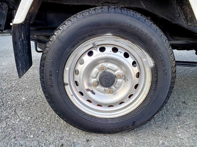 ハイゼットトラック スタンダード　エアコン・パワステレス　ＭＴ　ＡＣ　パワステ　ＡＣソケット　サイドバイザー　ラジオ　三方開　荷台ステップ　　ヘッドライトレベライザー　サンバイザー　コンビニフック　ドリンクホルダー　ＳＲＳエアバック　トリイ（37枚目）