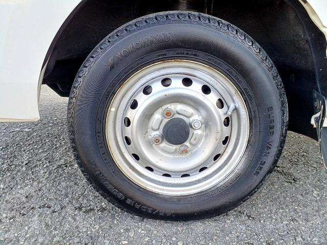 ハイゼットトラック スタンダード　エアコン・パワステレス　ＭＴ　ＡＣ　パワステ　ＡＣソケット　サイドバイザー　ラジオ　三方開　荷台ステップ　　ヘッドライトレベライザー　サンバイザー　コンビニフック　ドリンクホルダー　ＳＲＳエアバック　トリイ（39枚目）