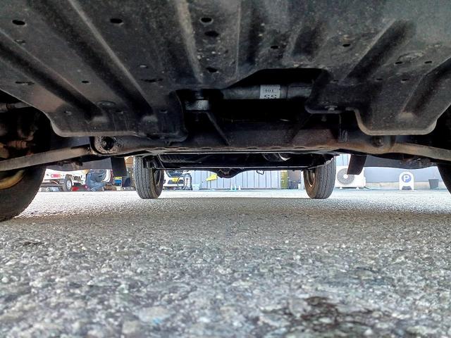 ハイゼットトラック スタンダード　エアコン・パワステレス　ＭＴ　ＡＣ　パワステ　ＡＣソケット　サイドバイザー　ラジオ　三方開　荷台ステップ　　ヘッドライトレベライザー　サンバイザー　コンビニフック　ドリンクホルダー　ＳＲＳエアバック　トリイ（42枚目）