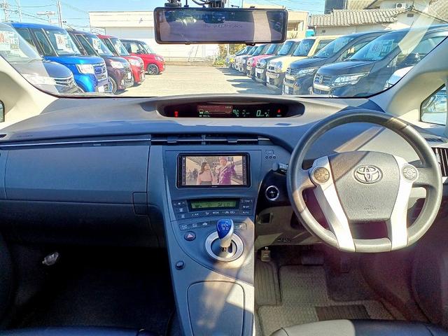 プリウス Ｓツーリングセレクション　ナビ　地デジ　Ｂカメラ　ＬＥＤライト　フォグ　スマートキー　Ｐスタート　スペアキー　ＥＴＣ　電格　Ａライト　ステリモ　チルトステアリング　マット　バイザー　シートリフター　ウィンカーミラー　アルミ（11枚目）