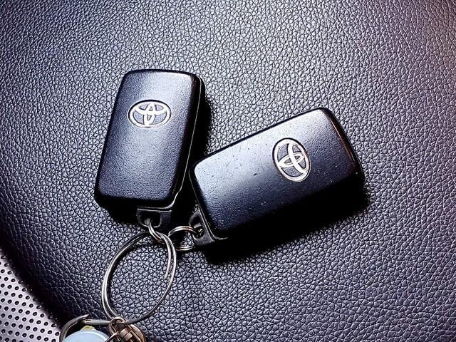 プリウス Ｓツーリングセレクション　ナビ　地デジ　Ｂカメラ　ＬＥＤライト　フォグ　スマートキー　Ｐスタート　スペアキー　ＥＴＣ　電格　Ａライト　ステリモ　チルトステアリング　マット　バイザー　シートリフター　ウィンカーミラー　アルミ（26枚目）