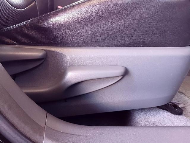 プリウス Ｓツーリングセレクション　ナビ　地デジ　Ｂカメラ　ＬＥＤライト　フォグ　スマートキー　Ｐスタート　スペアキー　ＥＴＣ　電格　Ａライト　ステリモ　チルトステアリング　マット　バイザー　シートリフター　ウィンカーミラー　アルミ（29枚目）