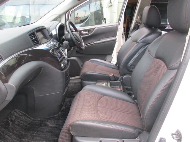 エルグランド ２５０ハイウェイスターアーバンクロム　ワンオーナータイミングチエーン両側パワースライドドアナビＴＶ全方位パノラマモニターハーフレザーシートオツトマンシートプツシュスタータースマートキーＥＴＣキセノン前後コーナーセンサーデユアルエアコン（17枚目）