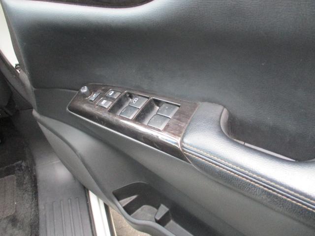 エルグランド ２５０ハイウェイスターアーバンクロム　ワンオーナータイミングチエーン両側パワースライドドアナビＴＶ全方位パノラマモニターハーフレザーシートオツトマンシートプツシュスタータースマートキーＥＴＣキセノン前後コーナーセンサーデユアルエアコン（35枚目）