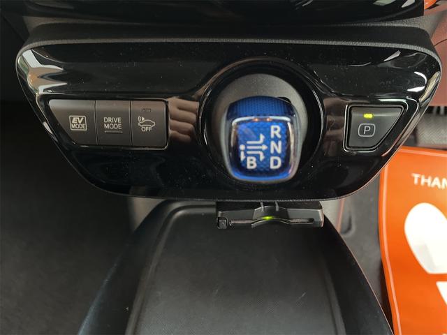 プリウス S ETC レーンアシスト オートクルーズコントロール 衝突被害軽減システム アルミホイール LEDヘッドランプ CVT スマートキー アイドリングストップ 盗難防止システム 衝突安全ボディ ABS(5枚目)