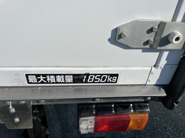 デュトロ 　セミロング保冷バン　ＭＴ　後輪ダブル　衝突被害軽減システム　レーンアシスト　ＥＴＣ　アイドリングストップ　ＥＳＣ　エアコン　ミュージックプレイヤー接続可（9枚目）