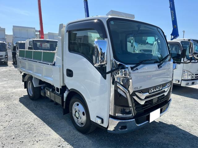 エルフトラック 　新型エルフ３ｔフルフラットロー強化ダンプ　距離２５０キロ　ＭＴ　後輪ダブル　レーンアシスト　ＥＳＣ　エアコン　パワーウィンドウ　運転席エアバッグ　メッキ（グリル、コーナー、ミラー）（4枚目）