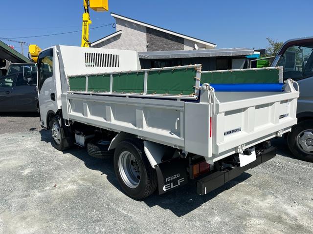 エルフトラック 　新型エルフ３ｔフルフラットロー強化ダンプ　距離２５０キロ　ＭＴ　後輪ダブル　レーンアシスト　ＥＳＣ　エアコン　パワーウィンドウ　運転席エアバッグ　メッキ（グリル、コーナー、ミラー）（5枚目）