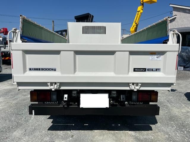 エルフトラック 　新型エルフ３ｔフルフラットロー強化ダンプ　距離２５０キロ　ＭＴ　後輪ダブル　レーンアシスト　ＥＳＣ　エアコン　パワーウィンドウ　運転席エアバッグ　メッキ（グリル、コーナー、ミラー）（7枚目）